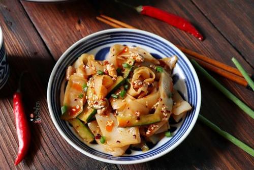 好吃的涼皮最詳細的一種做法照著這個方法做涼皮爽口不干裂